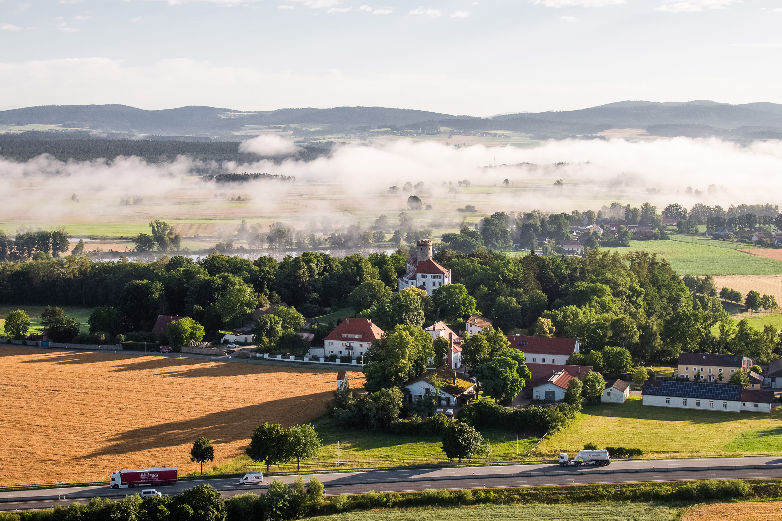 Luftaufnahme in Bayern mit Nebel - DJI Inspire vs. Indoor Drohne