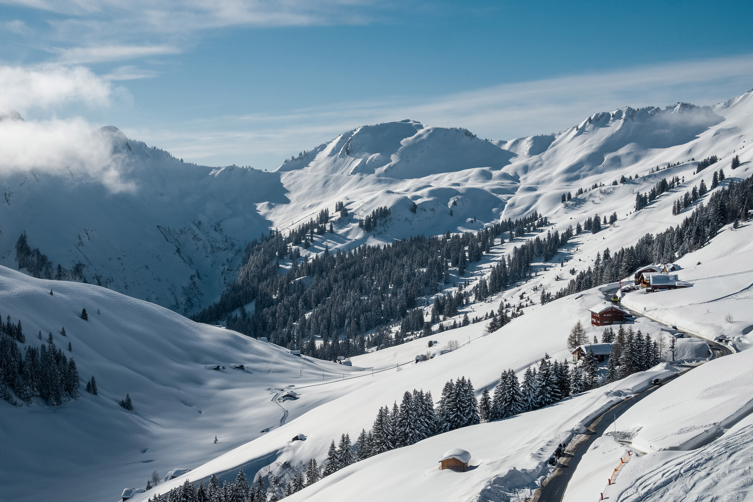 Indoor vs. Outdoor Drohne im Winter - Hotel in Österreich