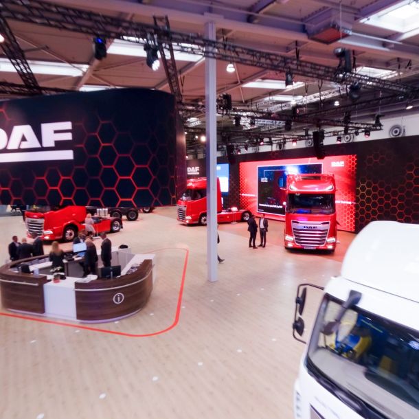 IAA Messestand in Hannover von DAF Trucks Deutschland und NV - Drohnenflug durch Messestand