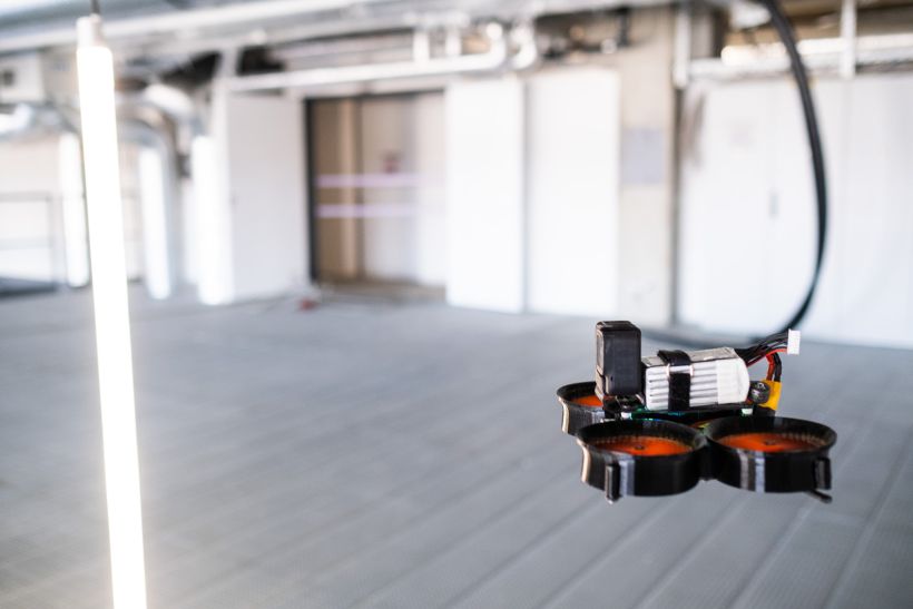 Cinewhoop im Flug bei einer Drohnen-Indoor-Tour einer Industriehalle