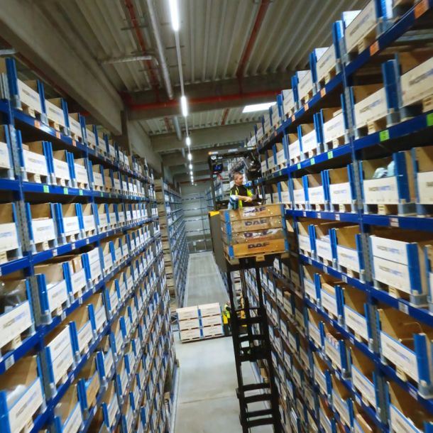 Paccar Parts Drohnenflug durch Lagerhalle und Logistikhalle Indoor Drohnen Tour in Hessen