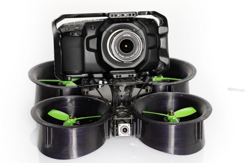 Luftaufnahmen, FPV Pilot - Indoor Drohne für Flüge in Räumen - Shendrones Insider mit Blackmagic 6k Red Komodo