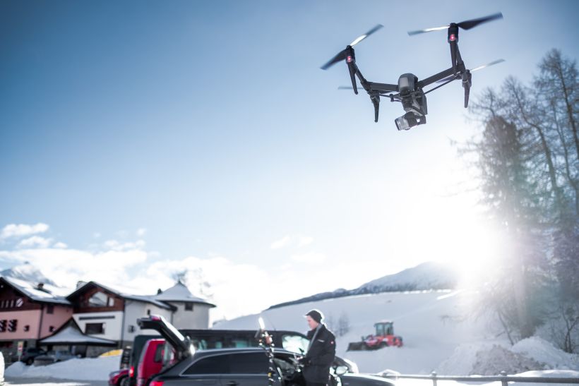 Drohne im Winter bei Schnee in Saint Moritz - Bobbahn Olympia mit Flyvisual